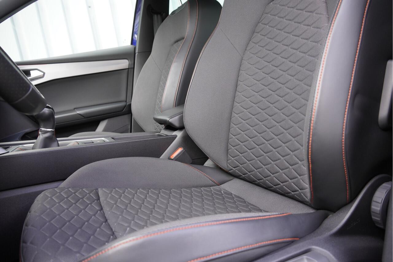 Seat LEON 1.0 TSI 5drs FR Launch Edition BJ2021 Lmv 17" | Led V+A | Pdc | Navi | Pianolak sierlijsten | Elek. trekhaak | App-Connect | Virtual cockpit | Dashboard verlichting | Climate control | Cruise control | Zwarte hemel | Sportstoelen | Extra getint glas