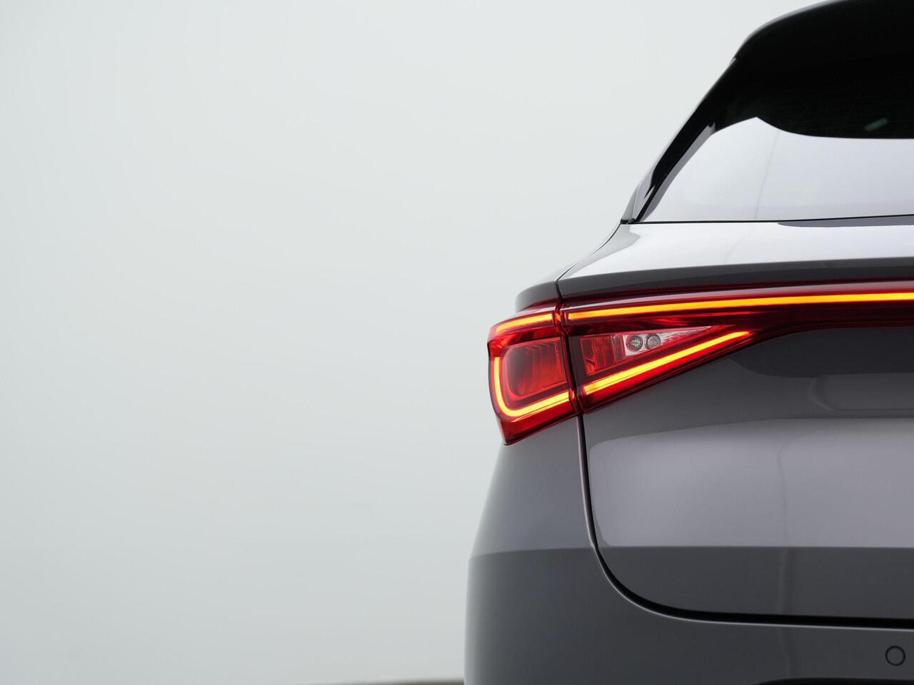 Seat LEON Sportstourer 1.0 TSI 110 pk FR Business Intense | Panoramadak | Trekhaak | Achteruitrijcamera | Adaptive Cruise | Navigatie