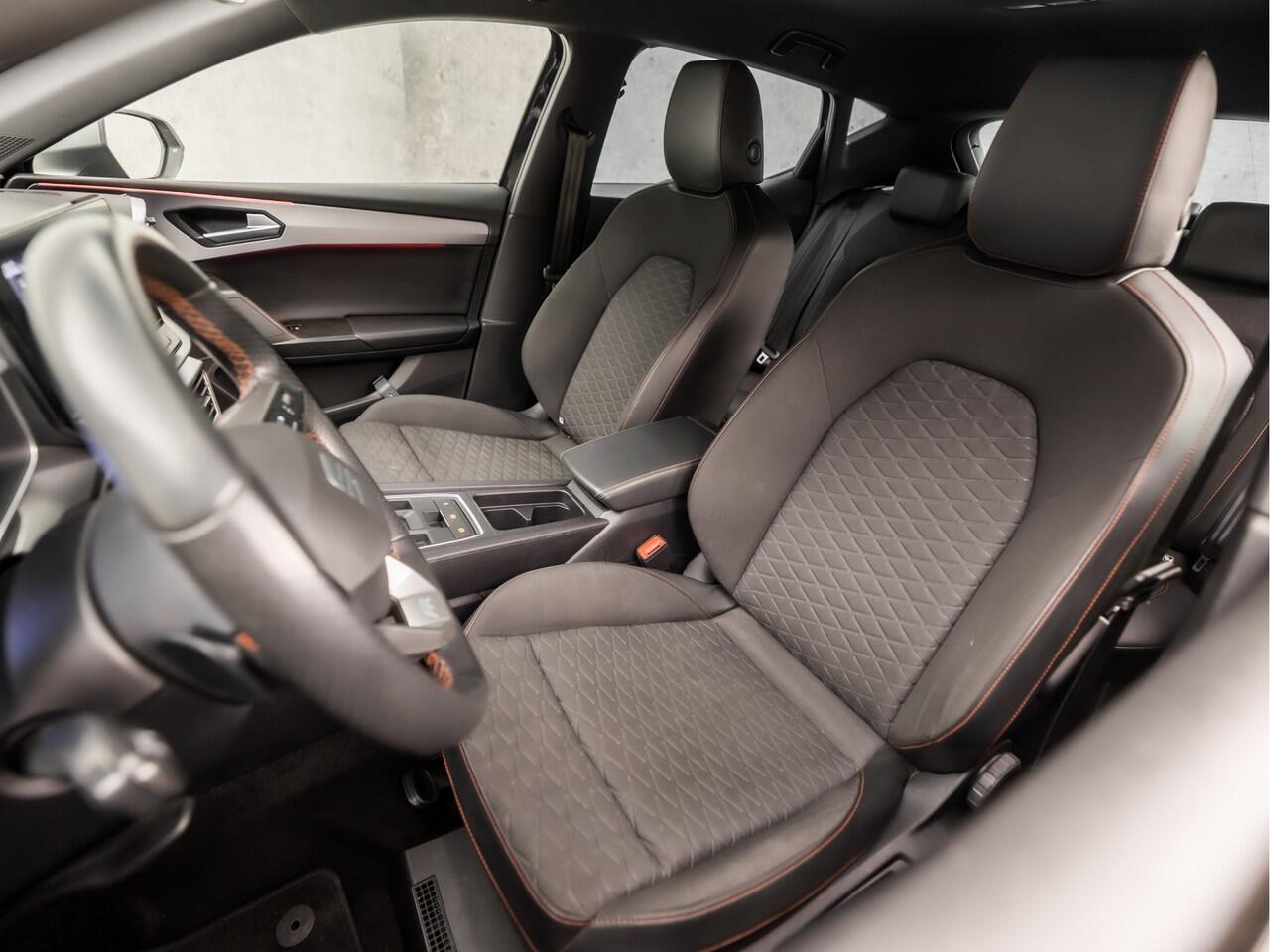 Seat LEON 1.0 TSI FR Intense Sport Automaat (APPLE CARPLAY, GROOT NAVI, CAMERA, TREKHAAK WEGKLAPBAAR, GETINT GLAS, SPORTSTOELEN, ADAPTIVE CRUISE, SFEERVERLICHTING, NIEUWSTAAT)