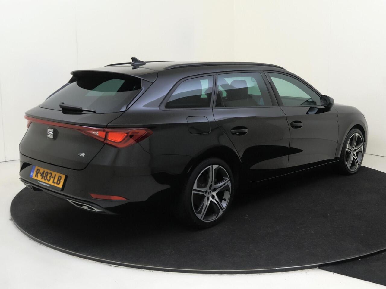 Seat LEON Sportstourer 1.0 eTSI FR Business | Parkeersensoren achter | 3-zone airco | Cruise Control | CarPlay | Lane assist | Elektrisch inklapbare buitenspiegels |