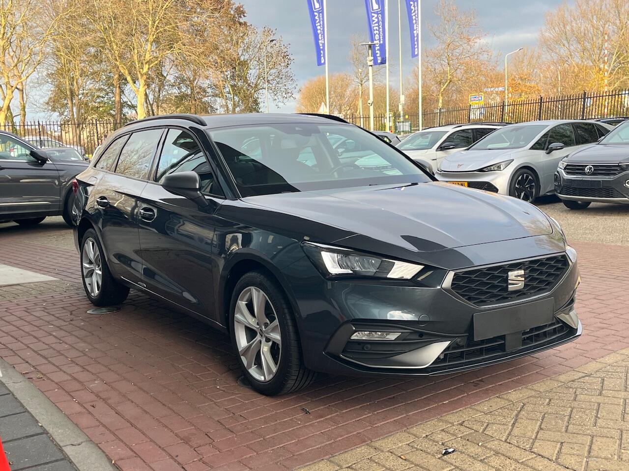 Seat LEON Sportstourer 1.4 TSI DSG eHybrid PHEV FR Business Intense / Zwenkbare trekhaak / Achteruitrij camera / Navigatie / 17'' LMV