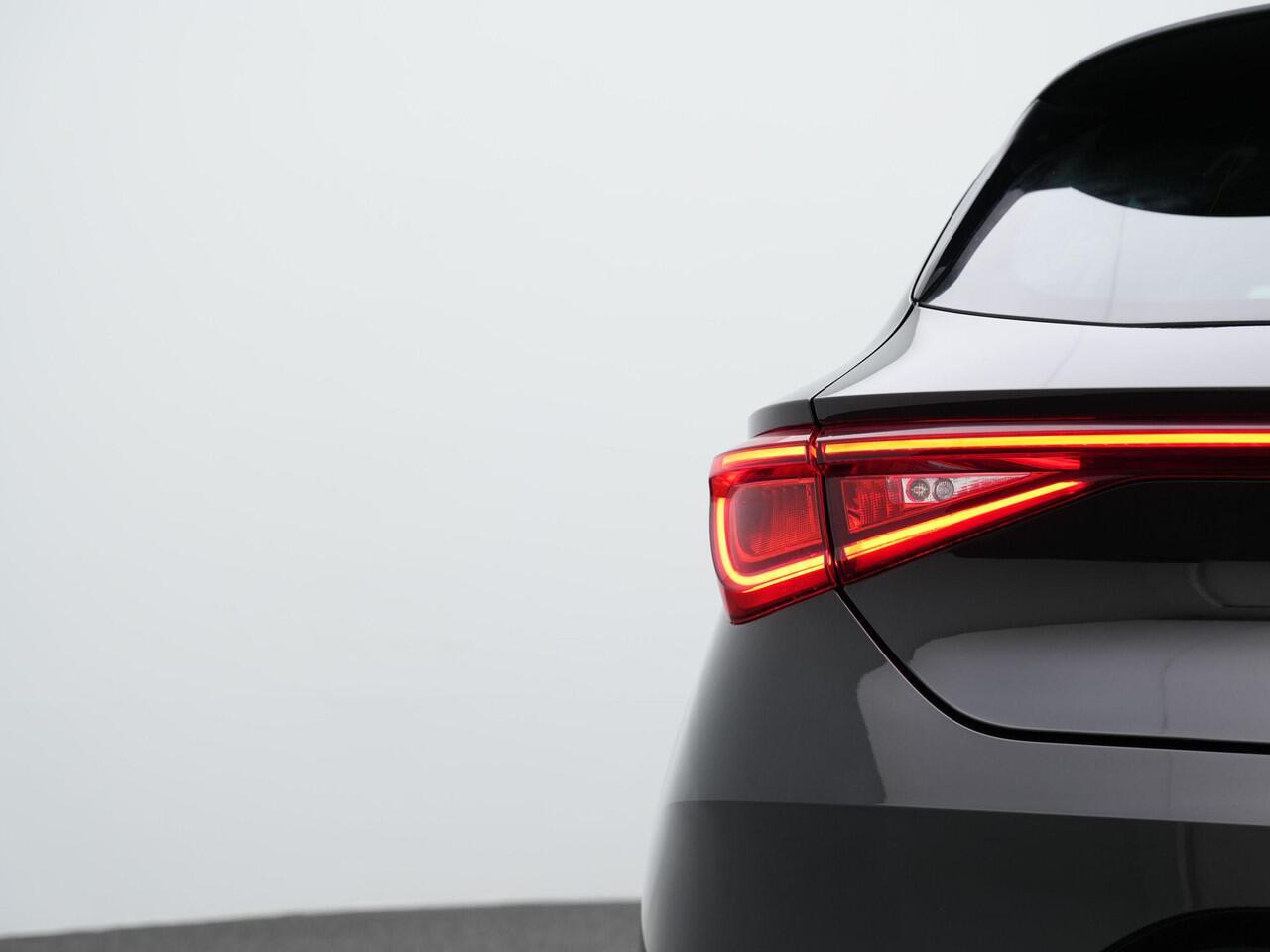 Seat LEON 1.5 eTSI 150 pk DSG FR Business Intense | Trekhaak | Stuur-/stoelverwarming | Achteruitrijcamera | Adaptive Cruise | Navigatie