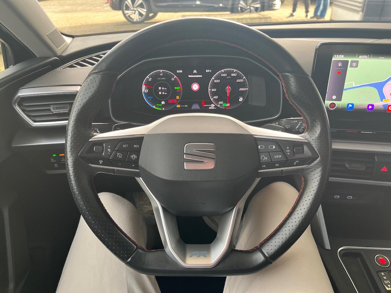 Seat LEON Sportstourer 1.4 TSI DSG eHybrid PHEV FR Business Intense / Zwenkbare trekhaak / Achteruitrij camera / Navigatie / 17'' LMV