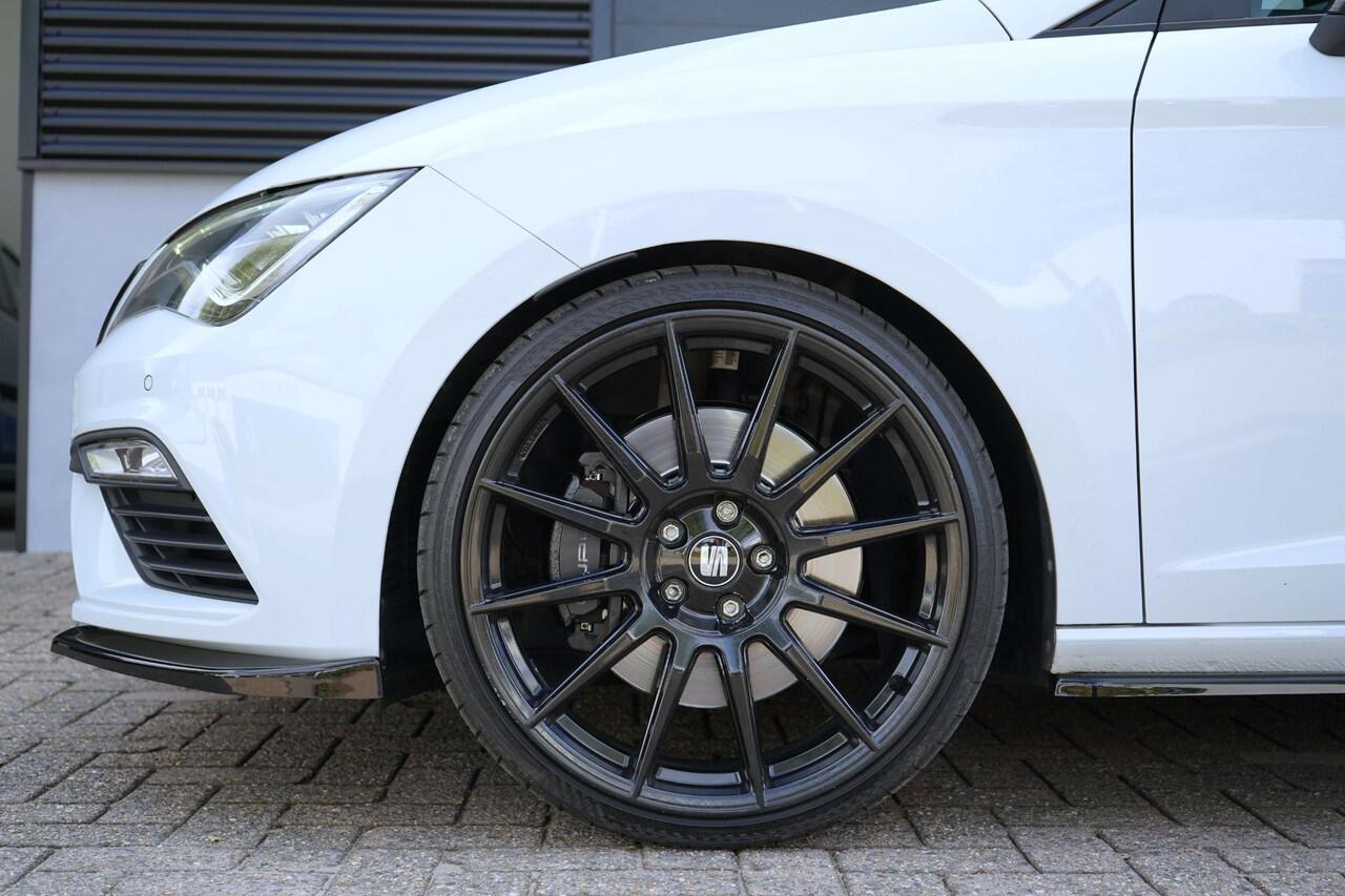 Seat LEON 2.0 TSI CUPRA 300 4-drive Pano/Schaal/Virtual/Maxton/Keyless/LED/Carplay