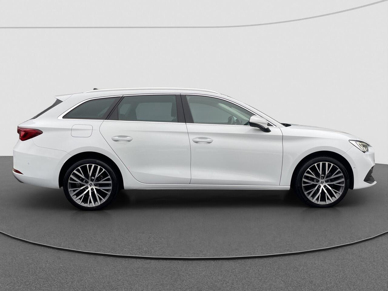 Seat LEON Sportstourer 1.5 eTSI Style Carplay | Camera | Trekhaak | Stuur/Stoel verw.