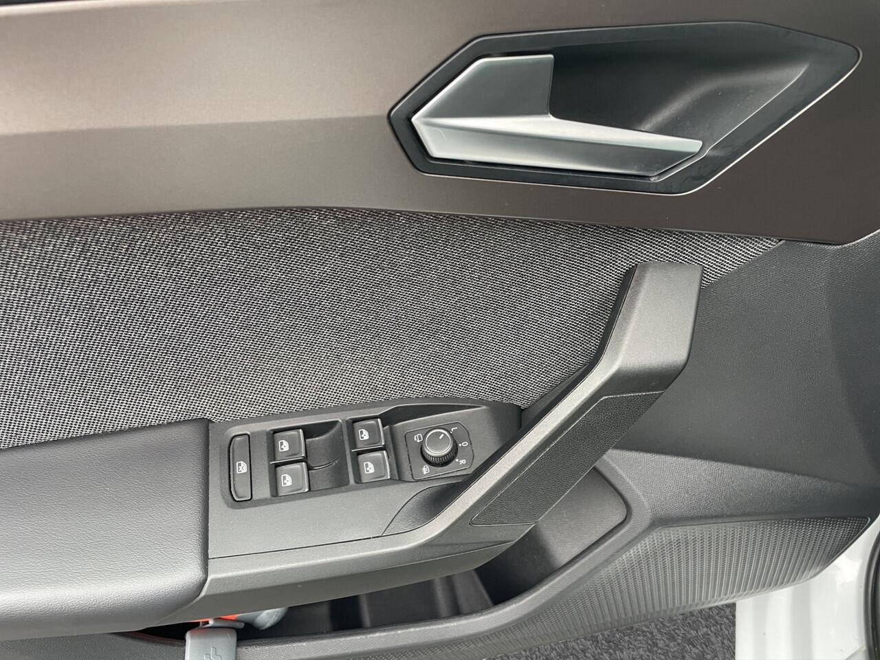 Seat LEON Sportstourer 1.5 eTSI Style Carplay | Camera | Trekhaak | Stuur/Stoel verw.