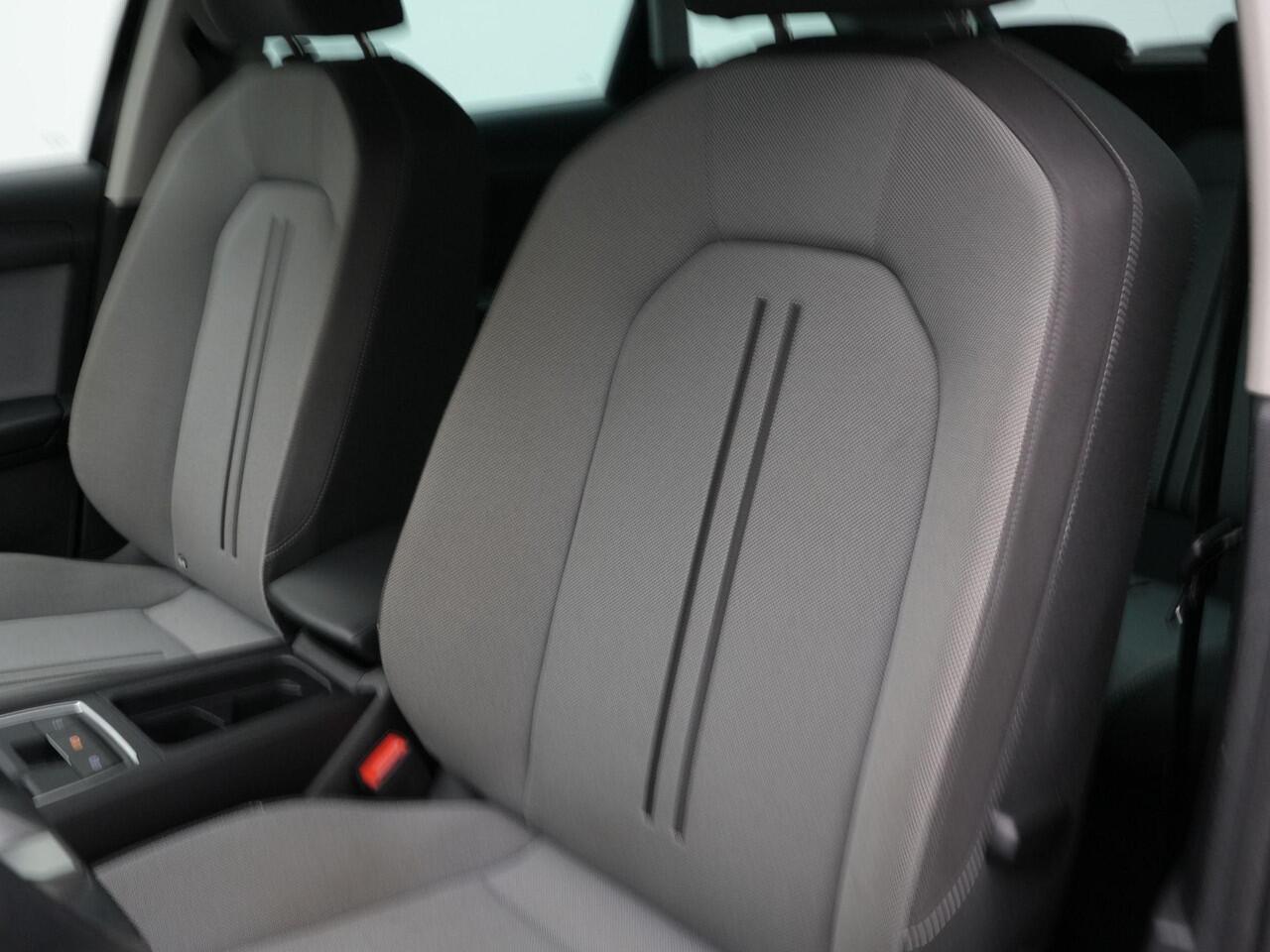 Seat LEON Sportstourer 1.5 eTSI 150 pk DSG Style Business Intense | Full LED | Achteruitrijcamera | Trekhaak | Adaptive Cruise | Park Assist | Side Assist | 16 inch