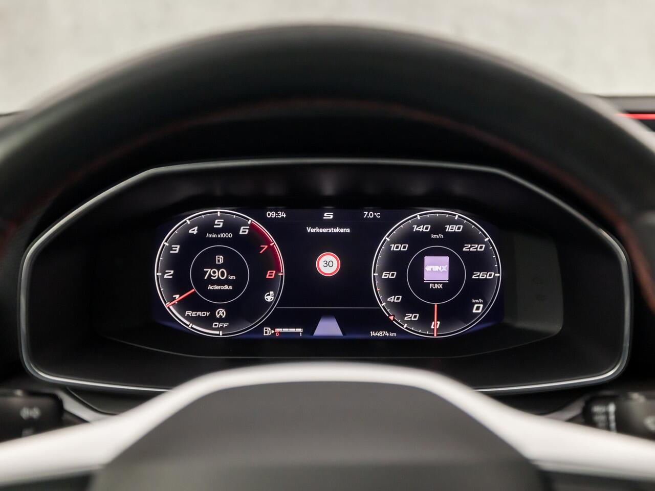 Seat LEON 1.0 TSI FR Sport (VIRTUAL COCKPIT, APPLE CARPLAY, GROOT NAVI, CAMERA, STUUR/STOELVERWARMING, SPORTSTOELEN, ADAPTIVE CRUISE, LED KOPLAMPEN, ZWART HEMEL, NIEUWSTAAAT)