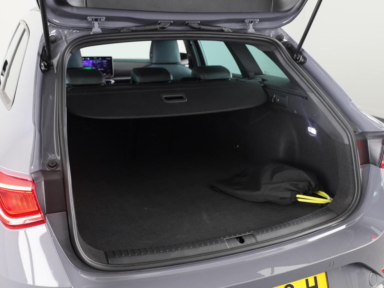 Seat LEON Sportstourer 1.5 TSI e-Hybrid FR PHEV First Edition 204 pk Automaat | Verlengde garantie | Navigatie | Parkeersensoren | Achteruitrijcamera | Adaptieve cruise control |