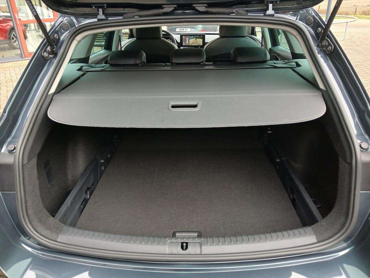 Seat LEON Sportstourer 1.5 TSI FR Business Intense + 18 inch + Trekhaak, slechts 19.000 km!!