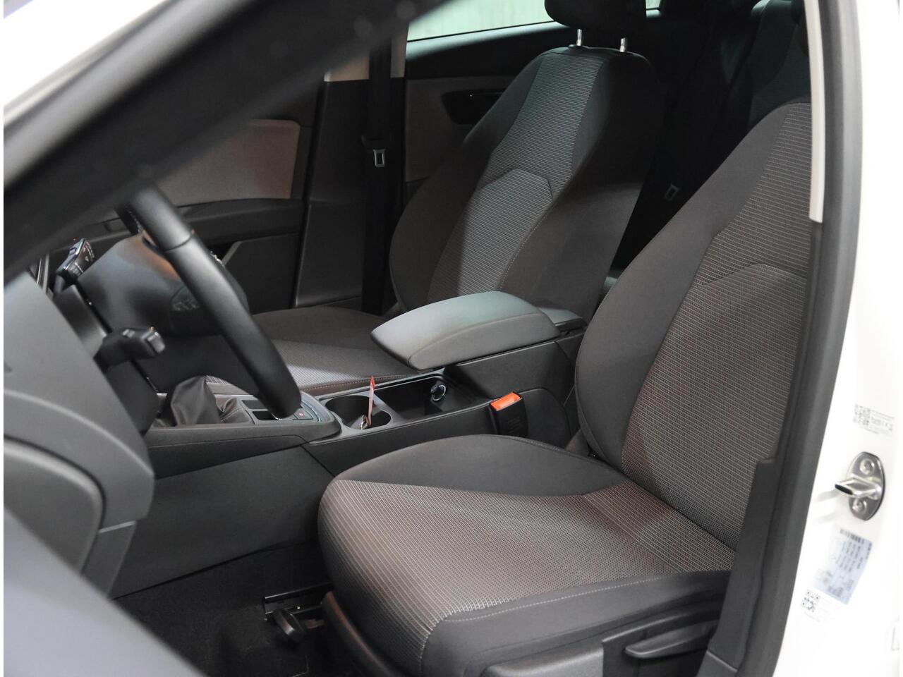 Seat LEON ST 116pk Style Intense | 1ste eigenaar | AppleCarPlay/AndroidAuto | Parkeersensoren VOOR+Achter | Armsteun | Keyless | Navigatie | Cruise Crontol | Climate | Privacy Glass | Isofix |