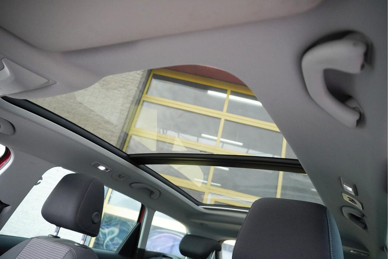 Seat LEON ST 1.5 TSI 150PK! Automaat Style Ultimate Edition BJ2020 Lmv 16" | Led | Pdc | Navi | Beats Audio | Panoramadak | Trekhaak | Achteruitrijcamera | App-Connect | Climate control | Cruise control | Extra getint glas