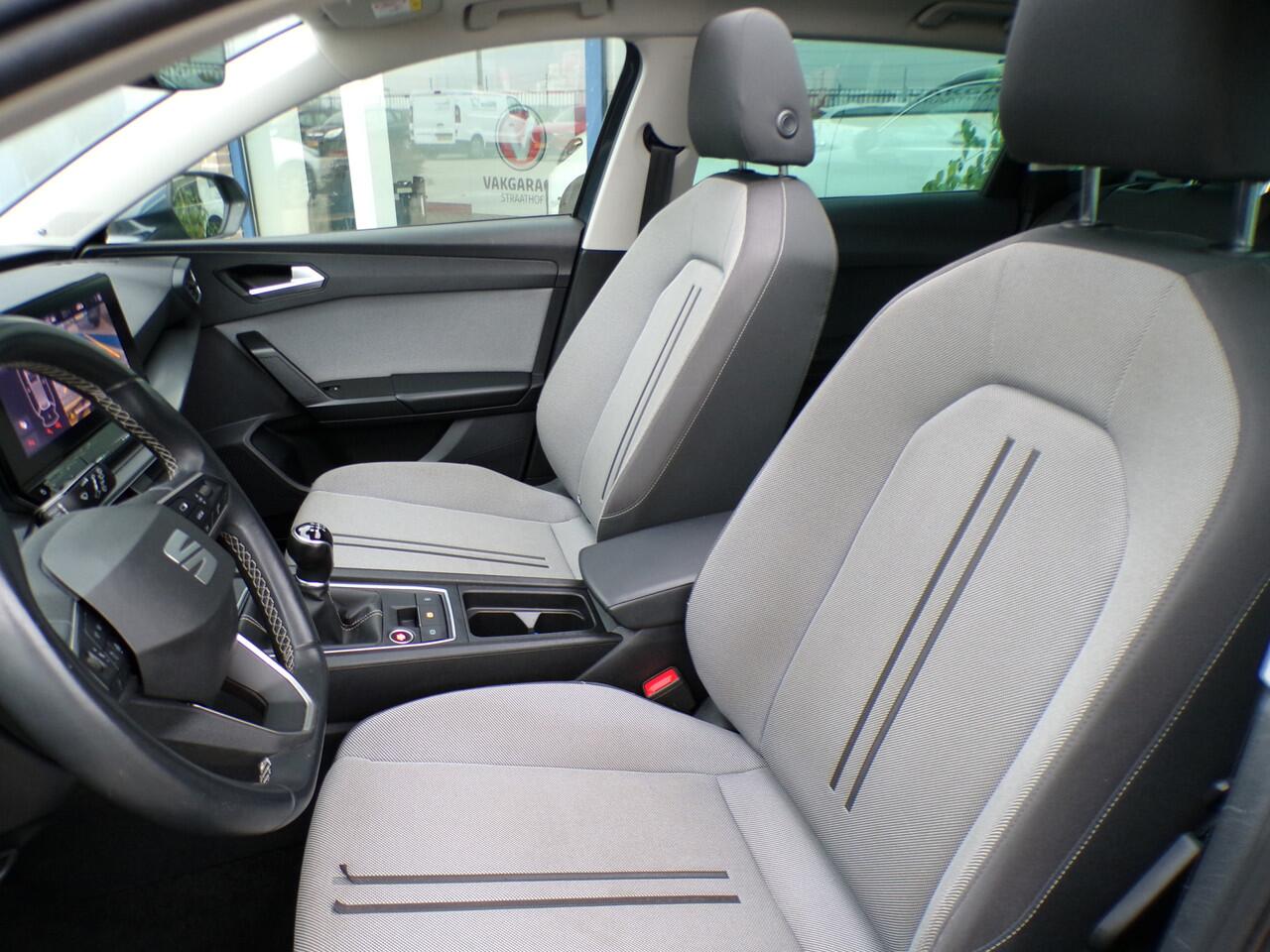 Seat LEON Sportstourer 1.5 TSI Style Launch Edition, Full LED / Trekhaak / Elektr. Schuifdak / Camera + Sensoren / Carplay + Android Auto