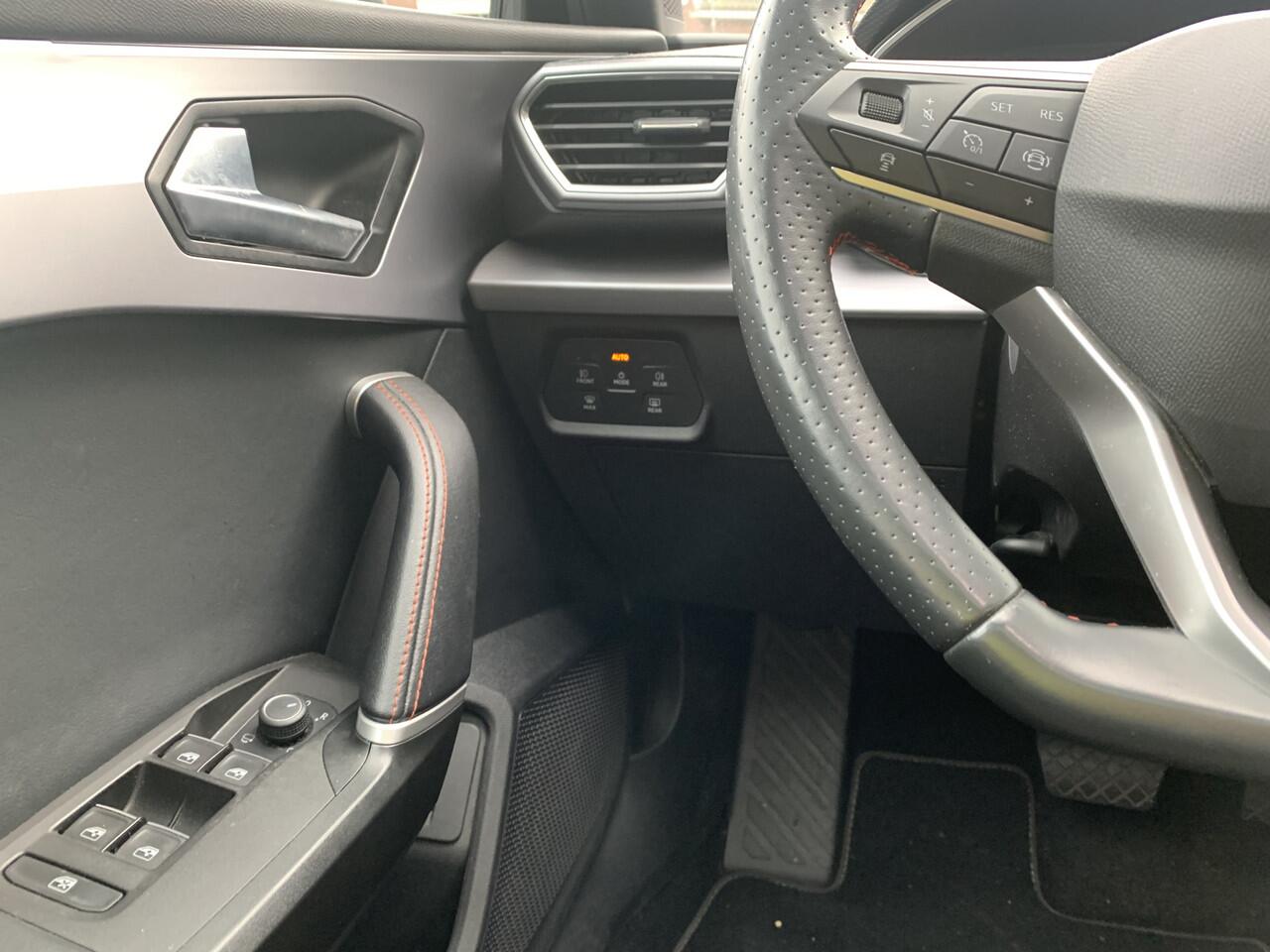 Seat LEON Sportstourer 1.5 eTSi FR Intense Aut., Pano | Technology & Stoelen pack