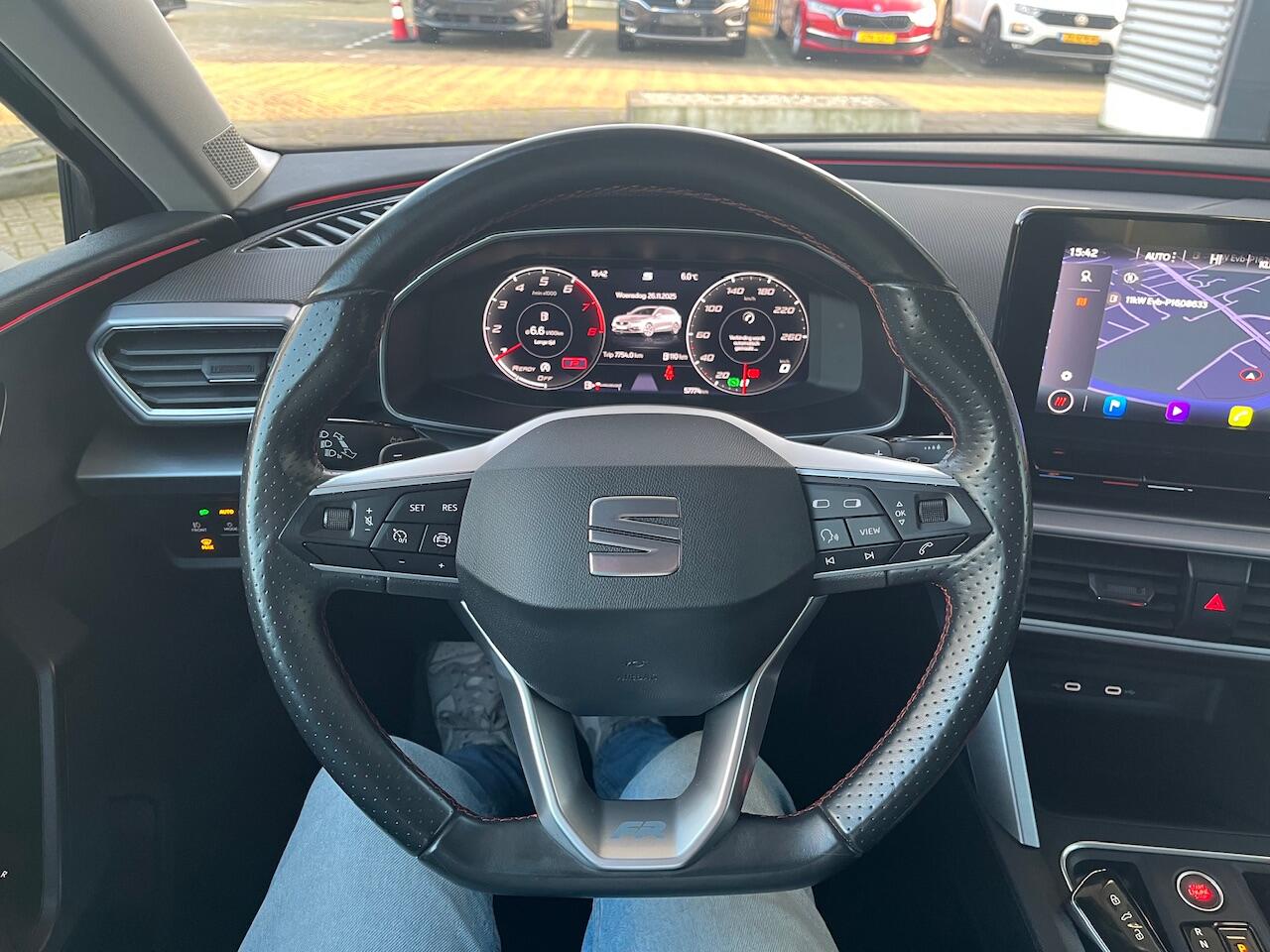 Seat LEON Sportstourer 1.5 eTSI FR / Panorama dak / zwenkbare trekhaak / 18 Inch / Full Led / Keyless / getint glas