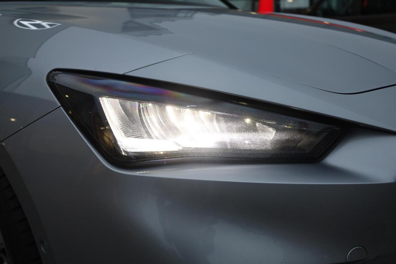 Seat LEON Sportstourer 1.4 TSI eHybrid PHEV Xcellence ACC side assist achteruitrijcamera elektrische achterklep keyless navigatie pdc voor en achter LED verlichting 17" LMV spiegel pakket full link carplay voorbereiding draadloos app connect