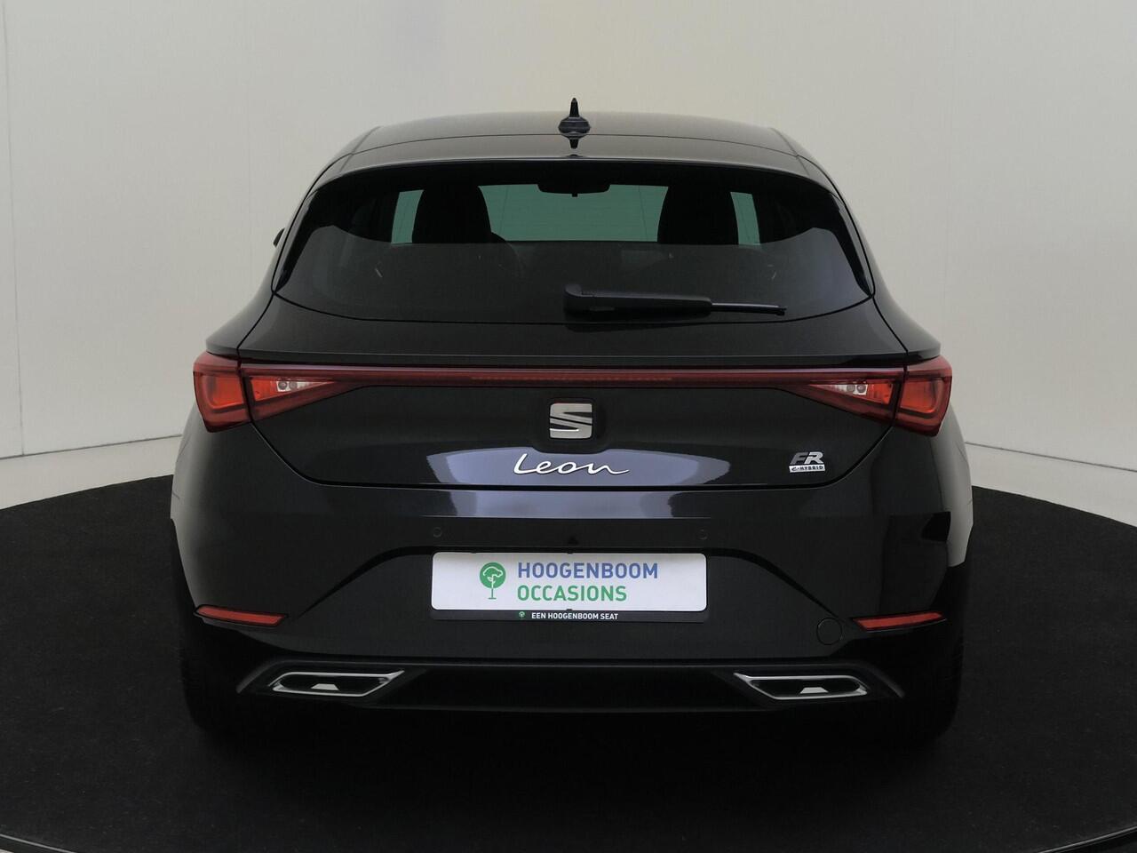 Seat LEON 1.4 TSI eHybrid PHEV FR | Stoel- en stuurwielverwarming | Navigatie | Sfeerverlichting | 3-zone airco | Cruise control | Elektrisch inklapbare buitenspiegels | Draadloze telefoonlader |