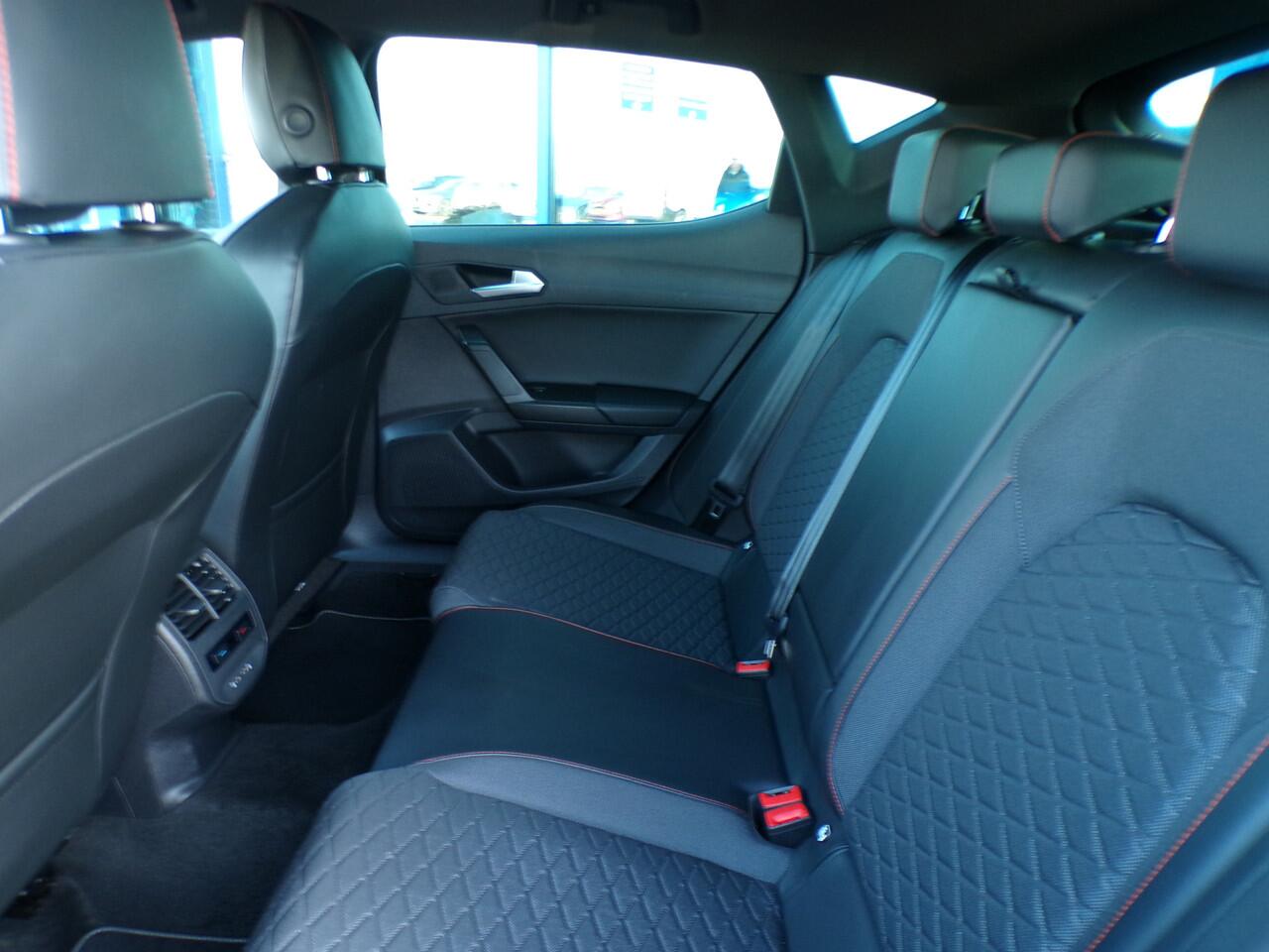 Seat LEON 1.5 eTSI FR Launch Edition 150 PK, Automaat / Carplay + Android Auto / Full LED / Virtual Cockpit / 18' Sportvelgen