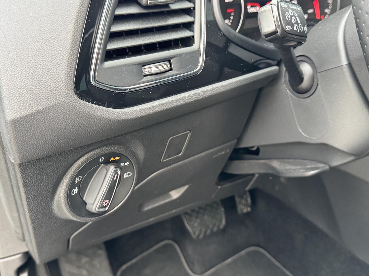 Seat LEON ST 1.5 TSI 150pk DSG FR Business Intense Panorama Dak Climatronic PDC Navigatie Stoelverwarming