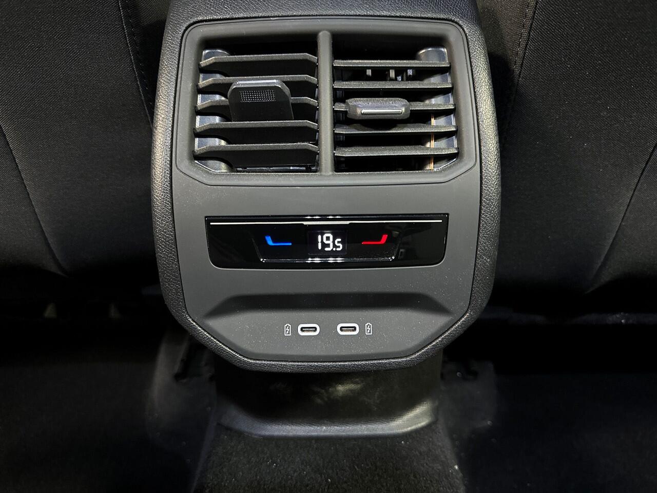 Seat LEON 1.5 115pk TSI Style Achteruitrijcamera | Parkeersensoren voor & achter | Adaptive cruise control