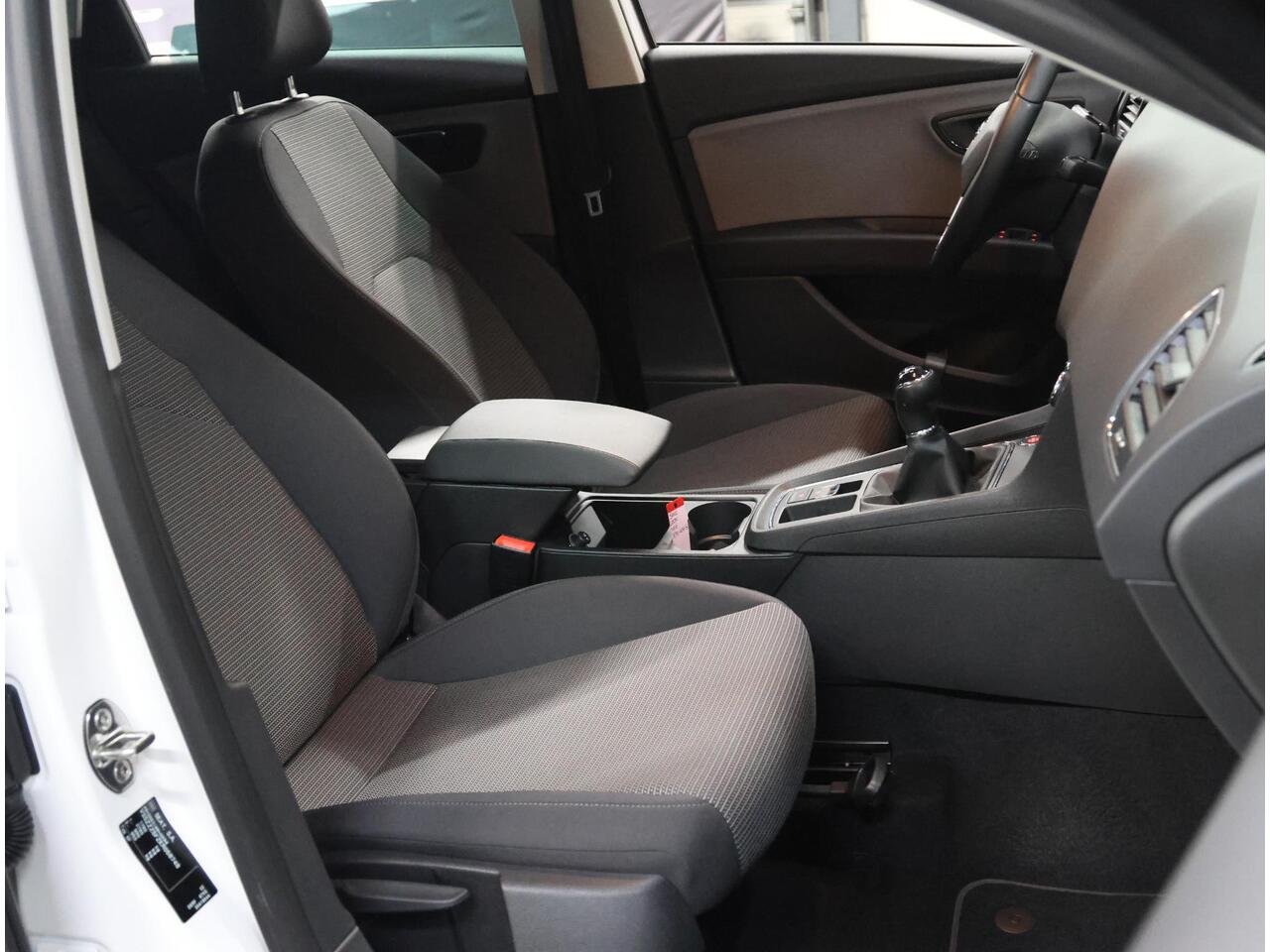 Seat LEON ST 116pk Style Intense | 1ste eigenaar | AppleCarPlay/AndroidAuto | Parkeersensoren VOOR+Achter | Armsteun | Keyless | Navigatie | Cruise Crontol | Climate | Privacy Glass | Isofix |