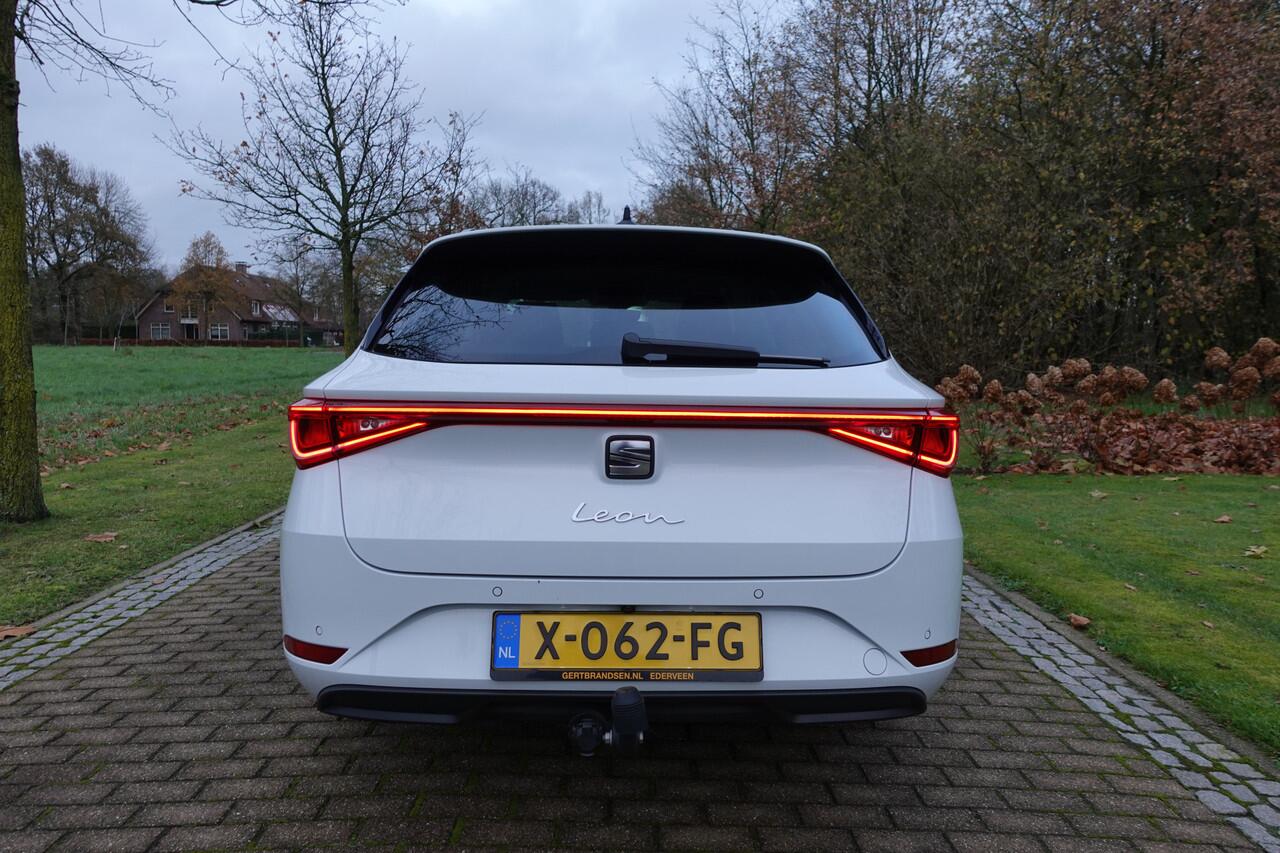 Seat LEON Sportstourer 1.0 eTSI FR Business Intense | Trekhaak | CarPlay | Camera | Stuurwielverw. | Stoelverw. | BTW |