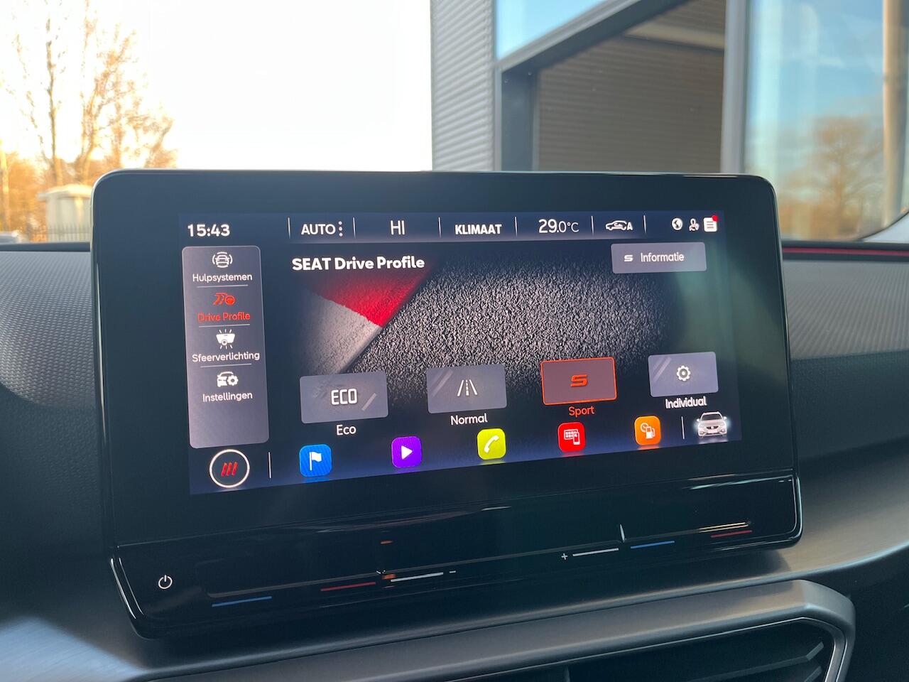 Seat LEON Sportstourer 1.5 eTSI FR / Panorama dak / zwenkbare trekhaak / 18 Inch / Full Led / Keyless / getint glas