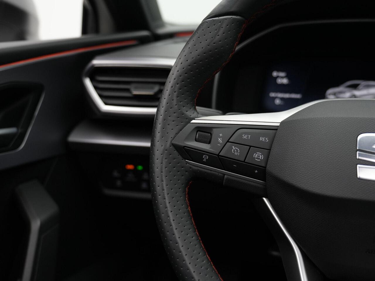 Seat LEON Sportstourer 1.0 eTSI 110 pk DSG FR Business Intense | Panoramadak | Stuur-/stoelverwarming | Achteruitrijcamera | Navigatie | Adaptive Cruise