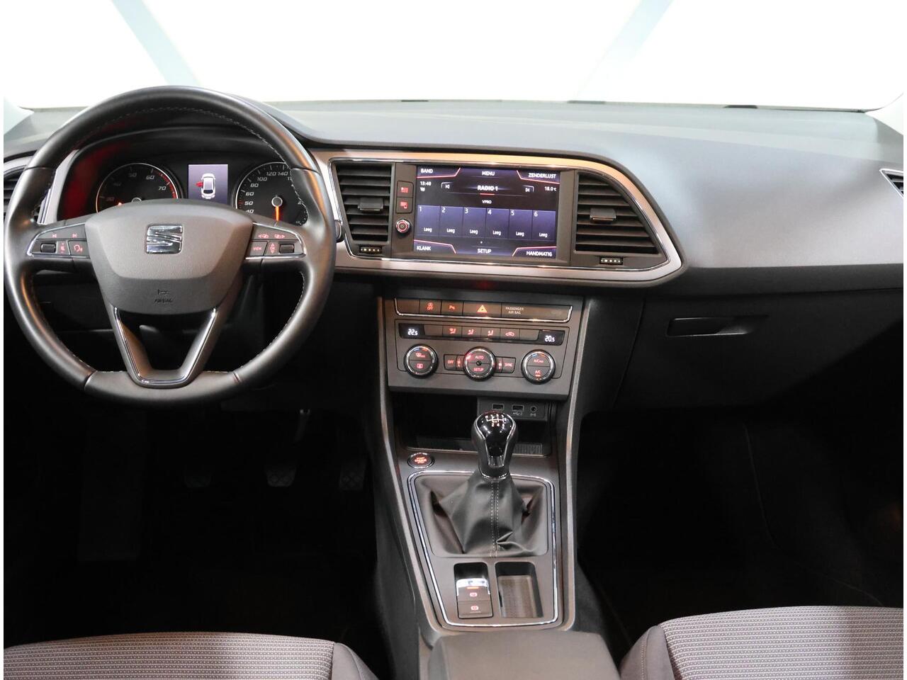 Seat LEON ST 116pk Style Intense | 1ste eigenaar | AppleCarPlay/AndroidAuto | Parkeersensoren VOOR+Achter | Armsteun | Keyless | Navigatie | Cruise Crontol | Climate | Privacy Glass | Isofix |