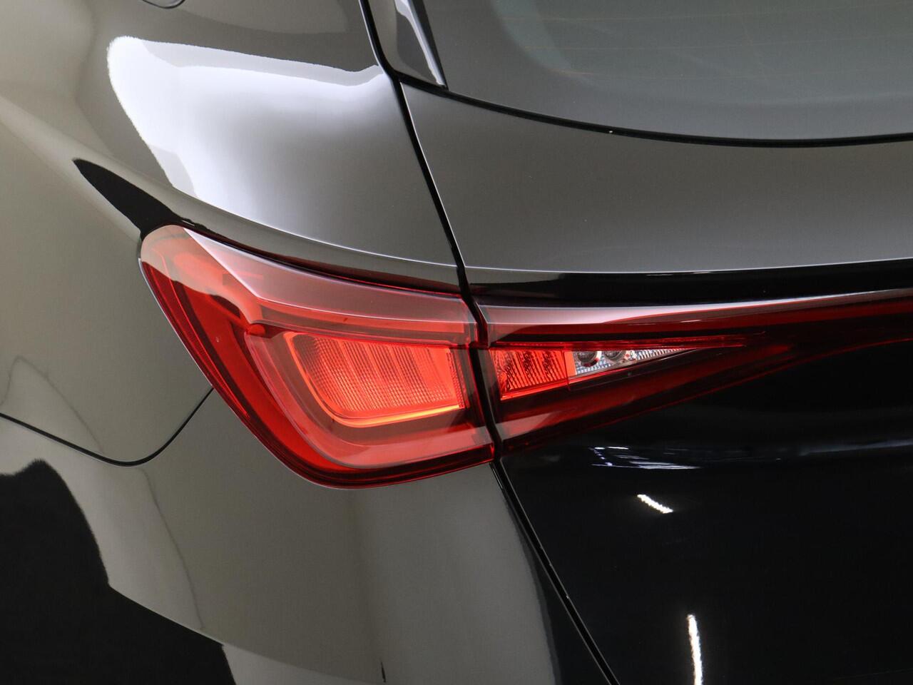 Seat LEON Sportstourer 1.0 eTSI FR Business | Parkeersensoren achter | 3-zone airco | Cruise Control | CarPlay | Lane assist | Elektrisch inklapbare buitenspiegels |