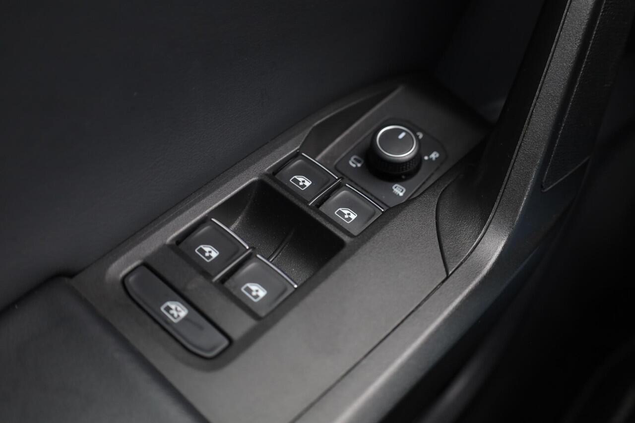 Seat LEON Sportstourer 1.4 TSI eHybrid PHEV FR Side assist sfeerverlichting navigatie grootbeeld leder alcantara ACC cruise control FR FULL Led cruise control parkeersensoren multifunctioneel lederen stuurwiel doorn ons geleverd en door ons dealer onderhouden