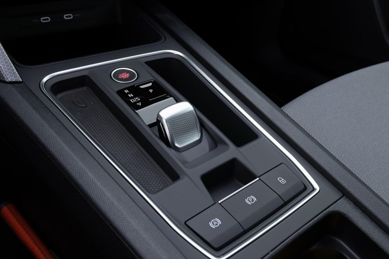 Seat LEON 1.0 eTSI Style Business Intense Automaat | NAVI | CAMERA