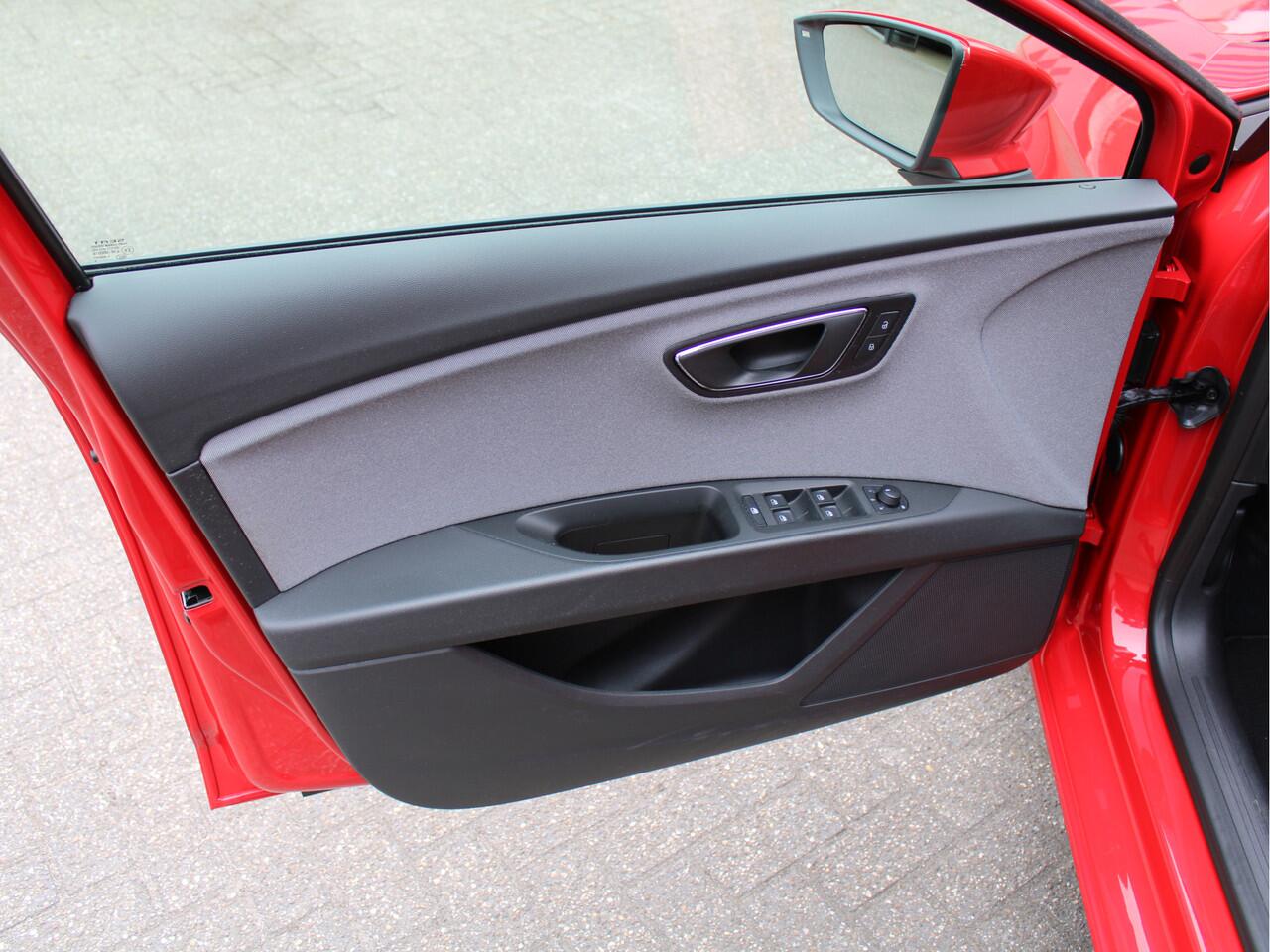 Seat LEON 1.5 TSI 150PK Style Ultimate Edition Automaat /NAVI/18'LM/Camera/Trekhaak/Stoelverwarming/PDC/Keyless/Lane assist/DAB+/NAP! 1e eig!