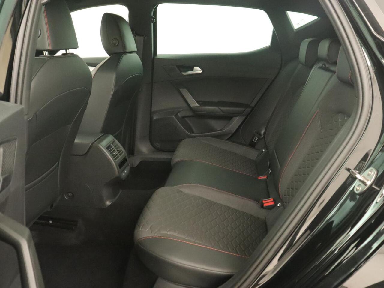 Seat LEON 1.0 TSI FR Intens | Stoel & stuurverwarming | Carplay | Camera | Adaptive cruise | Navigatie | Park Assist | Digital Cockpit | Keyless | Full LED