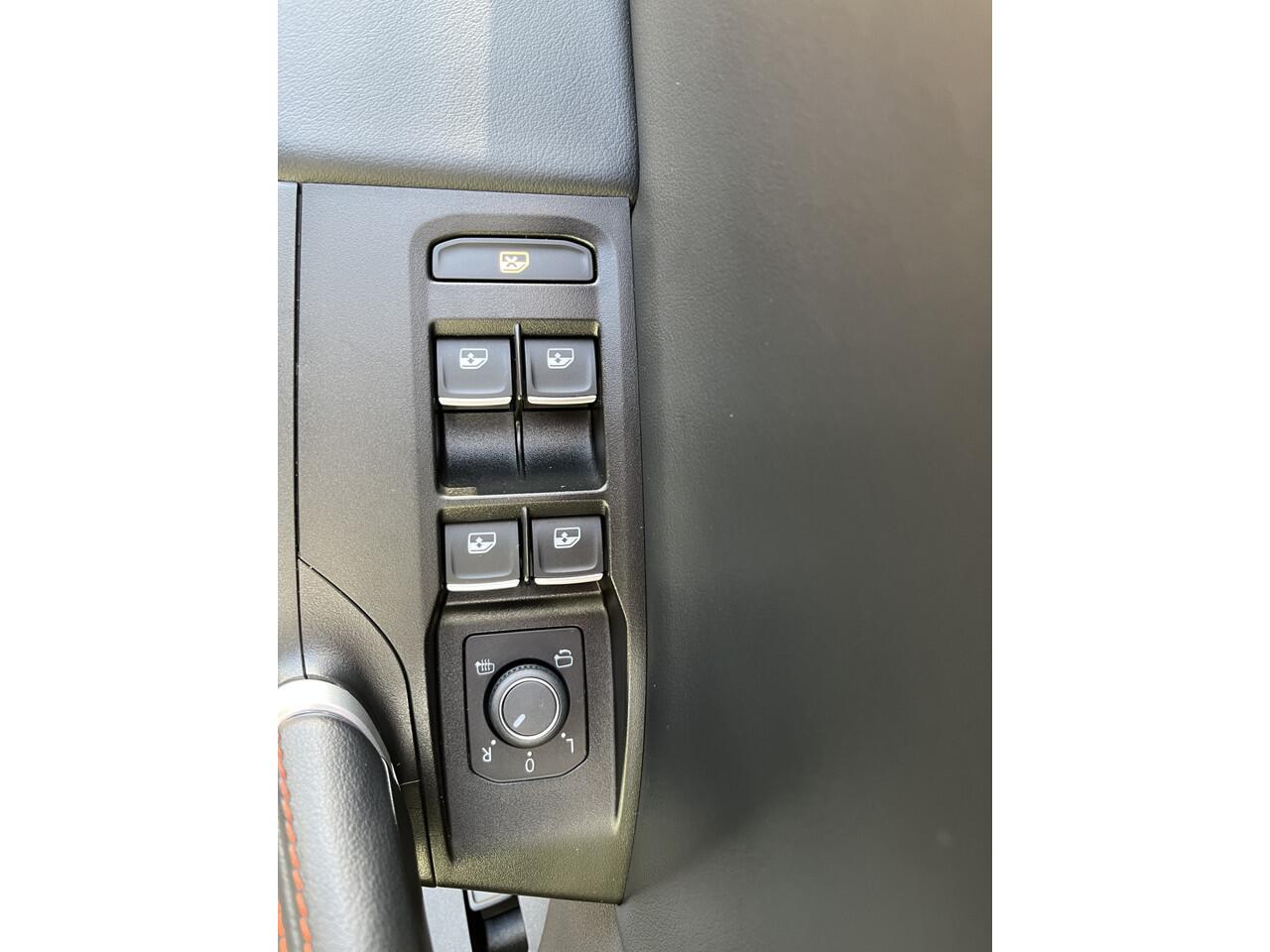 Seat LEON Sportstourer 1.5 eTSI FR Business Intense / AUTOMAAT/ PANO/ BEATS/ STANDKACHEL/ ELEK. TREKHAAK/ CAMERA/ PARK. SENSOREN/ MEMORY SEATS/ LED/ STOEL-STUURVERWARM./ ADAPT. CRUISE/ FULL LINK/ NAVI/ CLIMA/ DAB