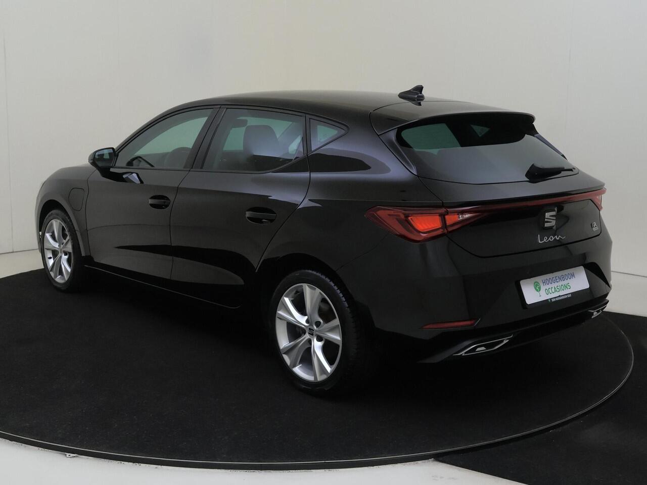 Seat LEON 1.4 TSI eHybrid PHEV FR | Stoel- en stuurwielverwarming | Navigatie | Sfeerverlichting | 3-zone airco | Cruise control | Elektrisch inklapbare buitenspiegels | Draadloze telefoonlader |