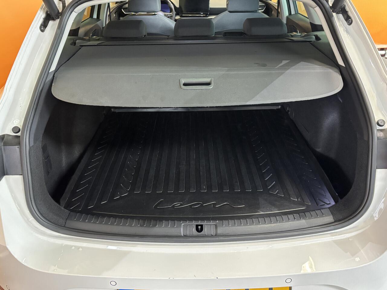 Seat LEON Sportstourer 1.5 eTSI Style Launch Edition automaat | navigatie cruise control | pdc