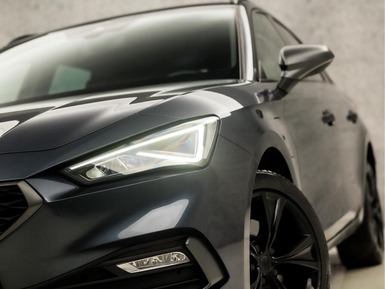 Seat LEON Sportstourer 1.4 TSI FR eHybrid PHEV Sport 204Pk Automaat (APPLE CARPLAY, GROOT NAVI, CAMERA, SFEERVERLICHTING, LEDER, SPORTSTOELEN, TREKHAAK, KEYLESS, ADAPTIVE CRUISE, NIEUWSTAAT)