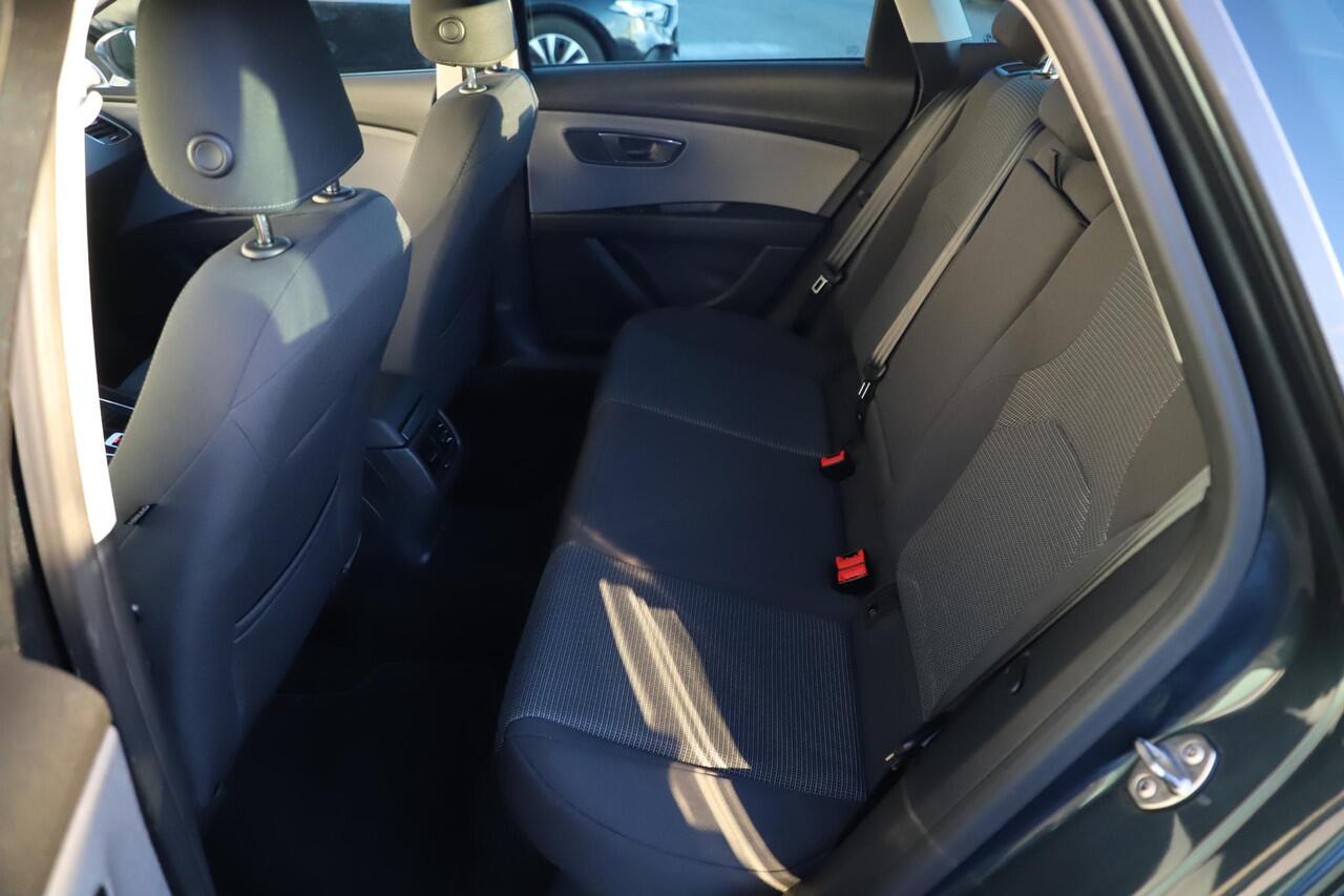 Seat LEON ST 1.0 TSI Style Ultimate Edition Trekhaak Navigatie Achteruitrijcamera Carplay Android 16 inch LMV Lane Assist Climate Cruise Control