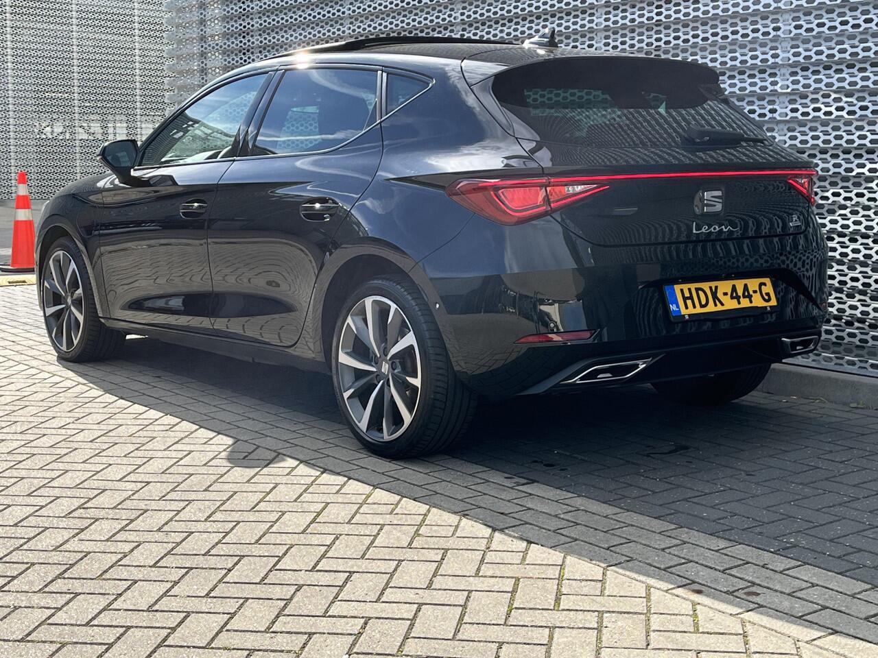 Seat LEON 1.4 TSI eHybrid PHEV FR Business Intense / Panoramadak / 18" LMV / Navigatie / App connect / Camera / Parkeersensoren V+A / Dodehoek / **