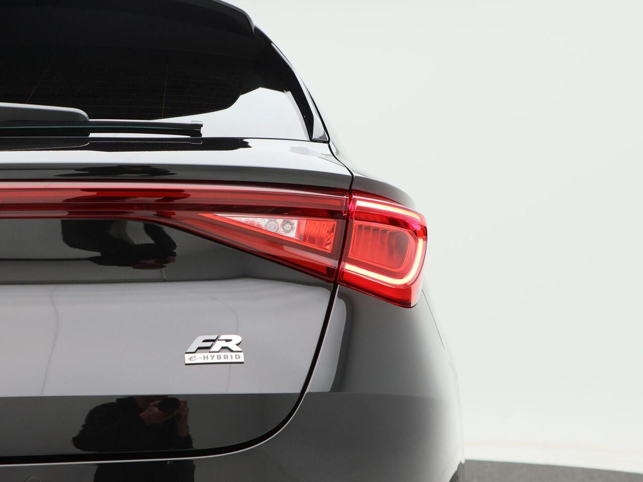 Seat LEON Sportstourer FR Business 1.5 TSI eHybrid PHEV 204pk | Trekhaak | Adaptive cruise control | Navigatie | Black pack