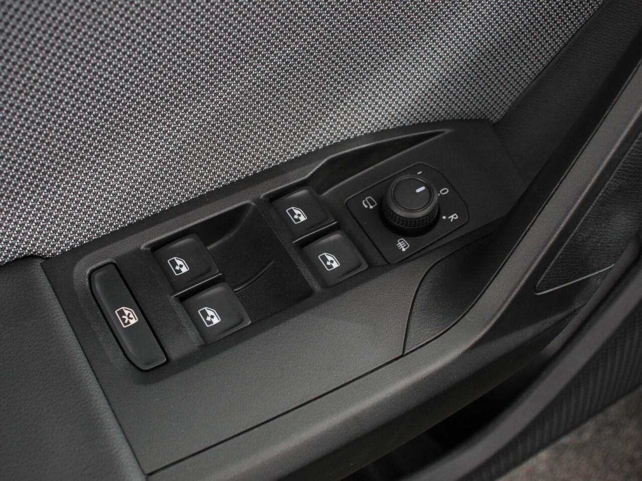 Seat LEON 1.0 eTSI 110pk DSG Style Navigatie Apple Carplay/ Android Auto Camera Parkeersensoren Stoel- en stuurverwarming Cruise Control Virtual Cockpit Climate Control