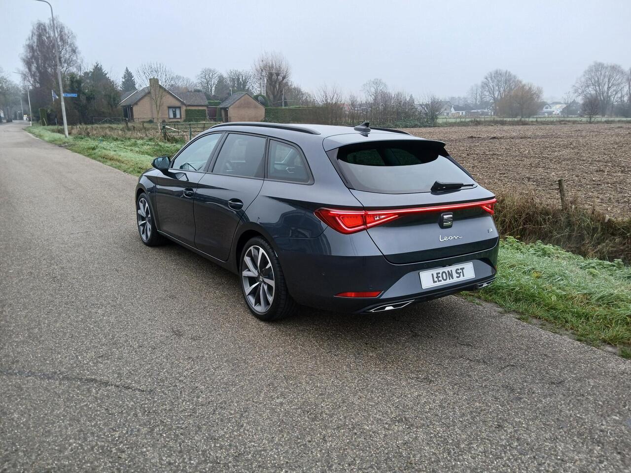 Seat LEON Sportstourer 1.5 TSI FR Business Intense + 18 inch + Trekhaak, slechts 19.000 km!!