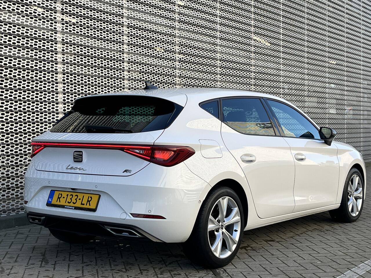 Seat LEON 1.0 TSI FR Business Intense / Navigatie / App connect / Camera / Parkeersensoren V+A / Dodehoek / **