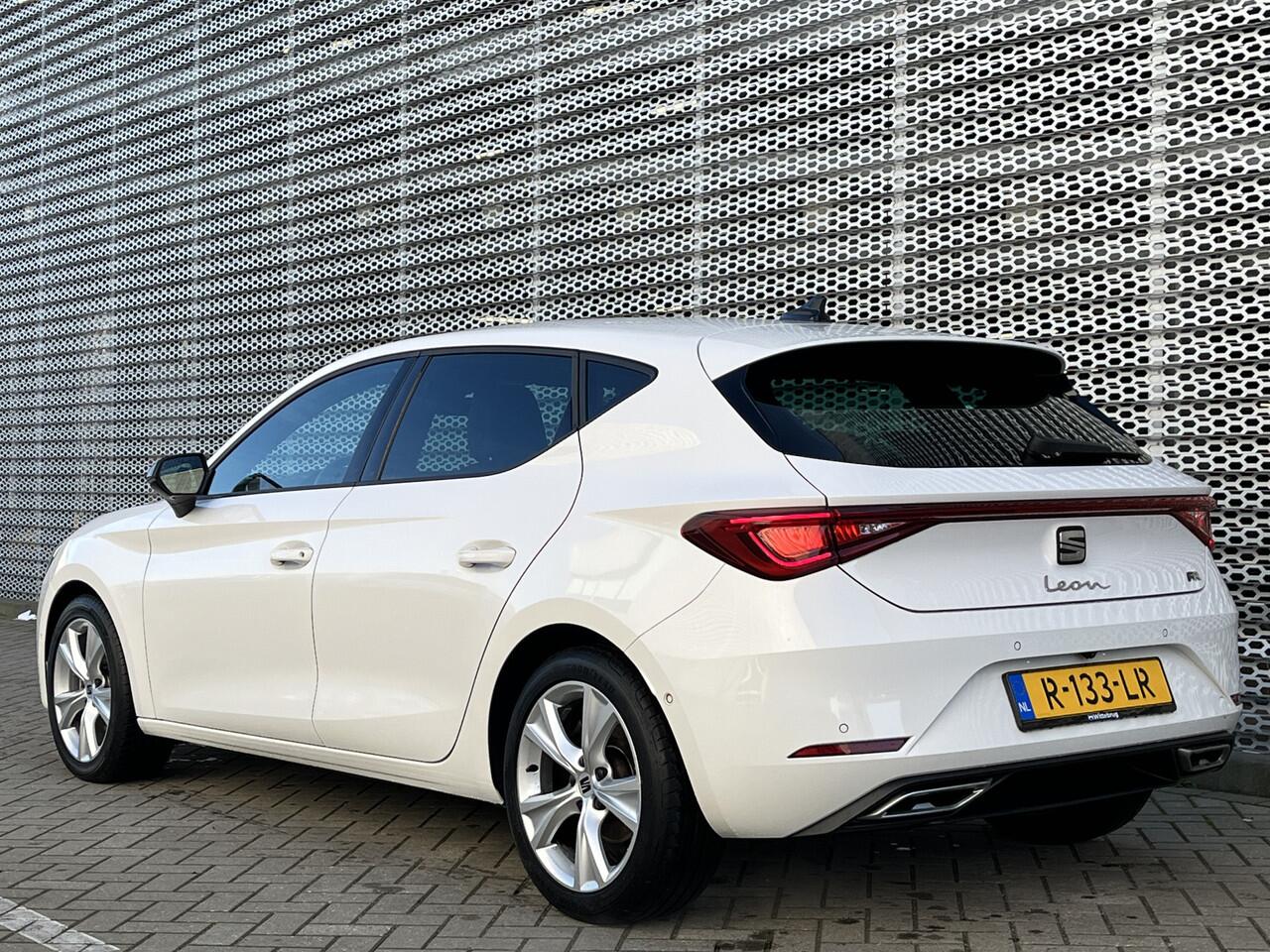 Seat LEON 1.0 TSI FR Business Intense / Navigatie / App connect / Camera / Parkeersensoren V+A / Dodehoek / **
