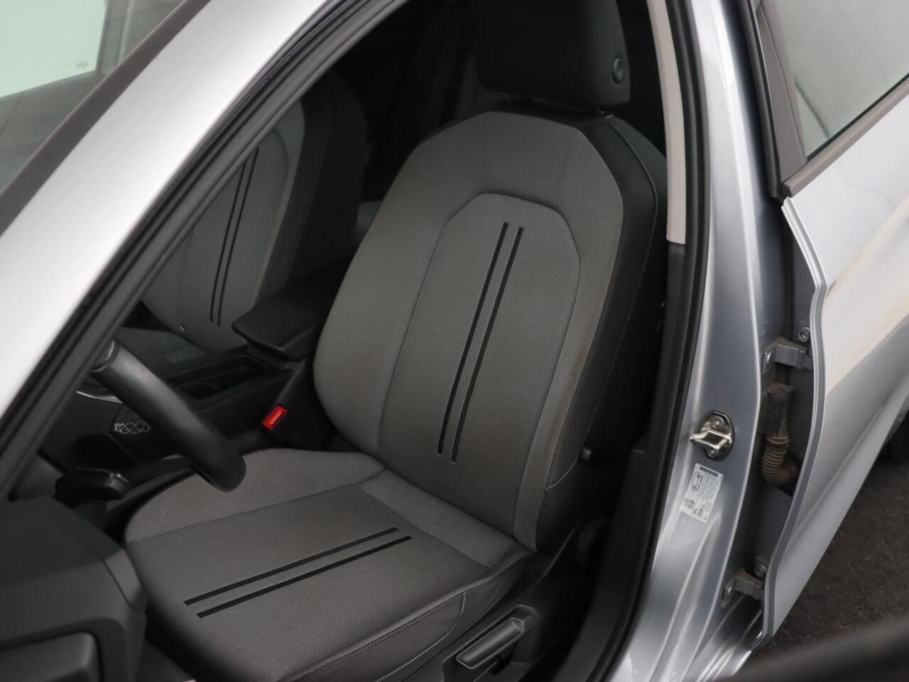 Seat LEON 1.0 eTSI Style | Trekhaak | Camera | Carplay | Full LED | Navigatie | Cruise control | Parkeerhulp | Climate control | Bluetooth