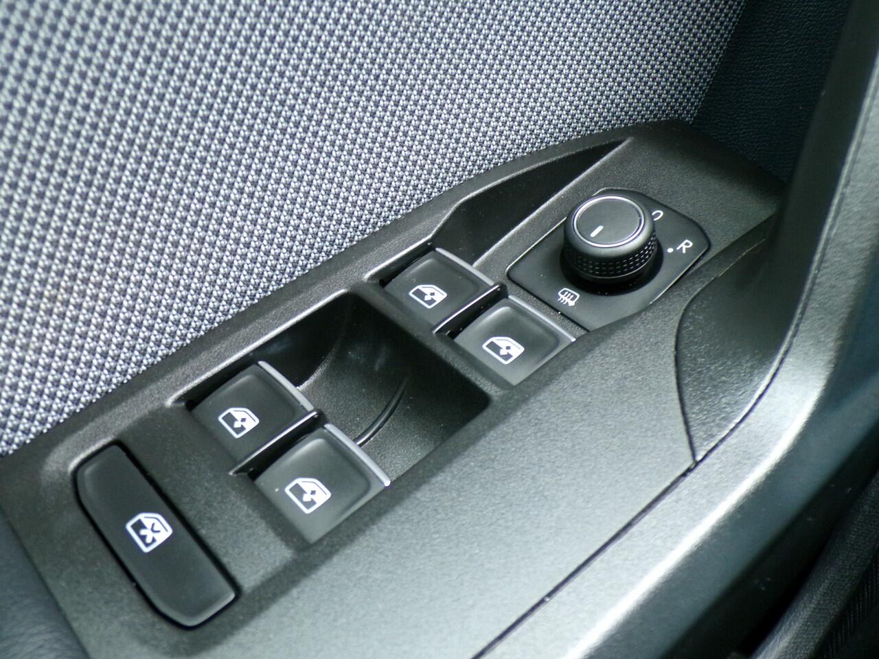 Seat LEON Sportstourer 1.5 TSI Style Launch Edition, Full LED / Trekhaak / Elektr. Schuifdak / Camera + Sensoren / Carplay + Android Auto