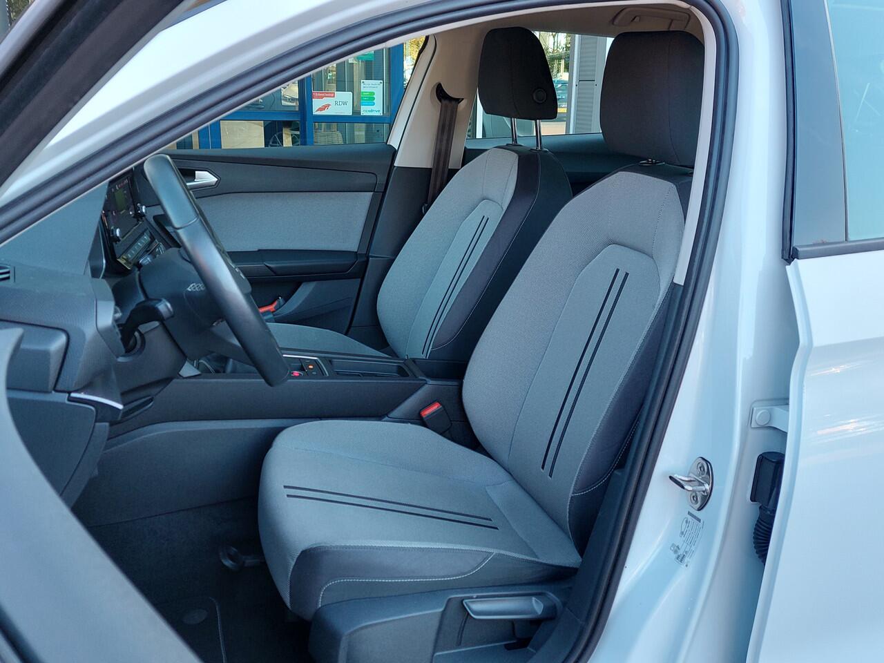 Seat LEON 1.0 TSI 110pk Style | Apple Carplay+Android Auto | Clima | Adap.Cruise | Digitaal Dashboard | Led Koplampen | Pdc | Rijstrook+Licht+Regensensor | 16''lm | Trekhaak