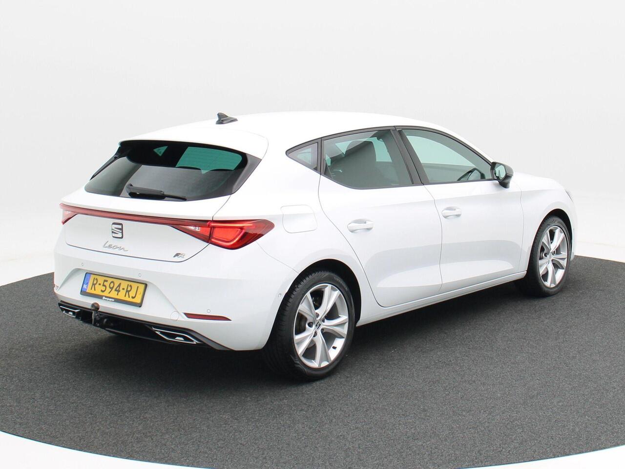 Seat LEON 1.5 TSi 150 Pk FR Business | Full LED | Adaptive Cruise | Trekhaak | Sensoren | Privacy Glass | Navigatiesysteem | 17 Inch | 60.393 Km!!