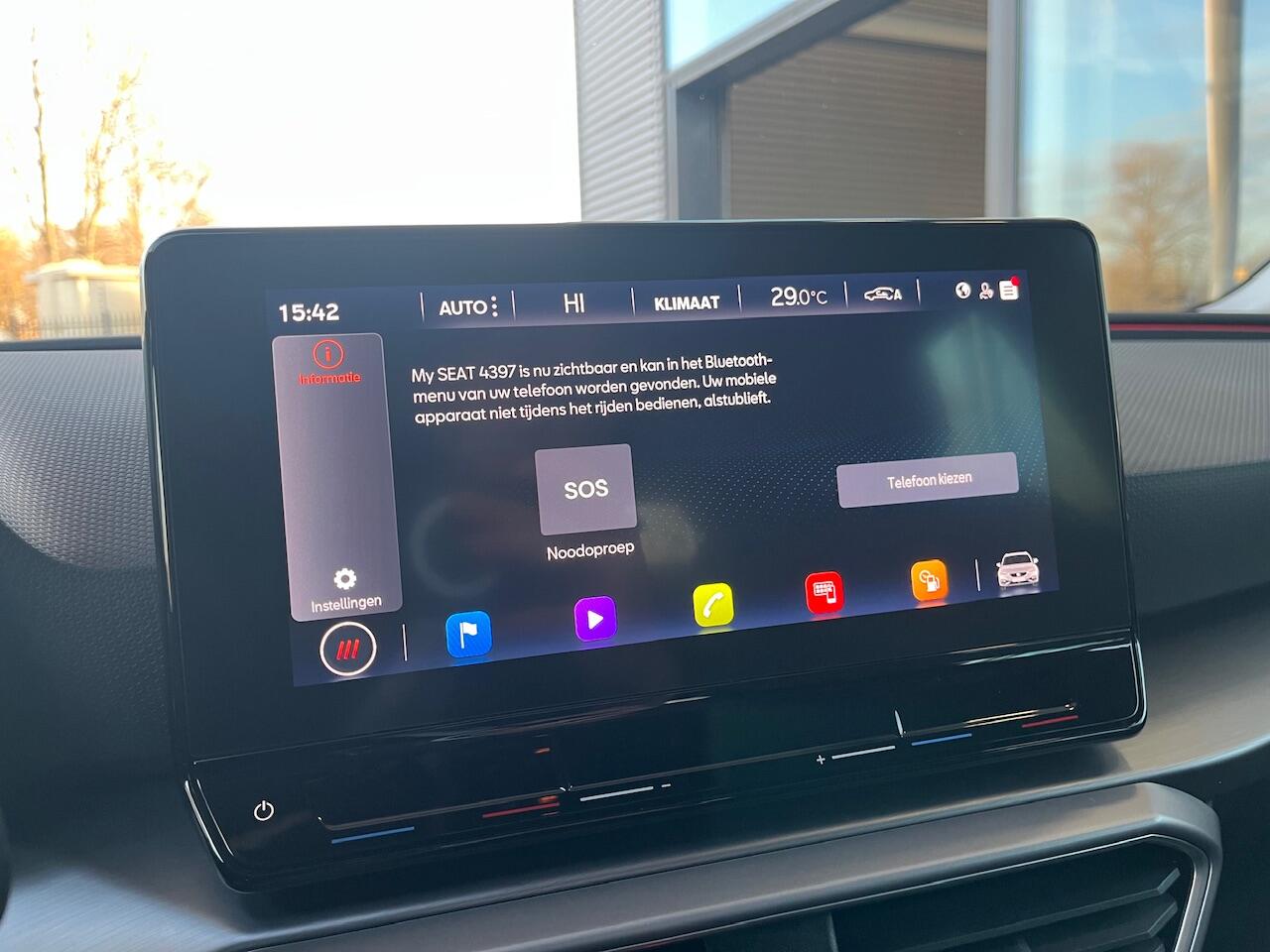 Seat LEON Sportstourer 1.5 eTSI FR / Panorama dak / zwenkbare trekhaak / 18 Inch / Full Led / Keyless / getint glas